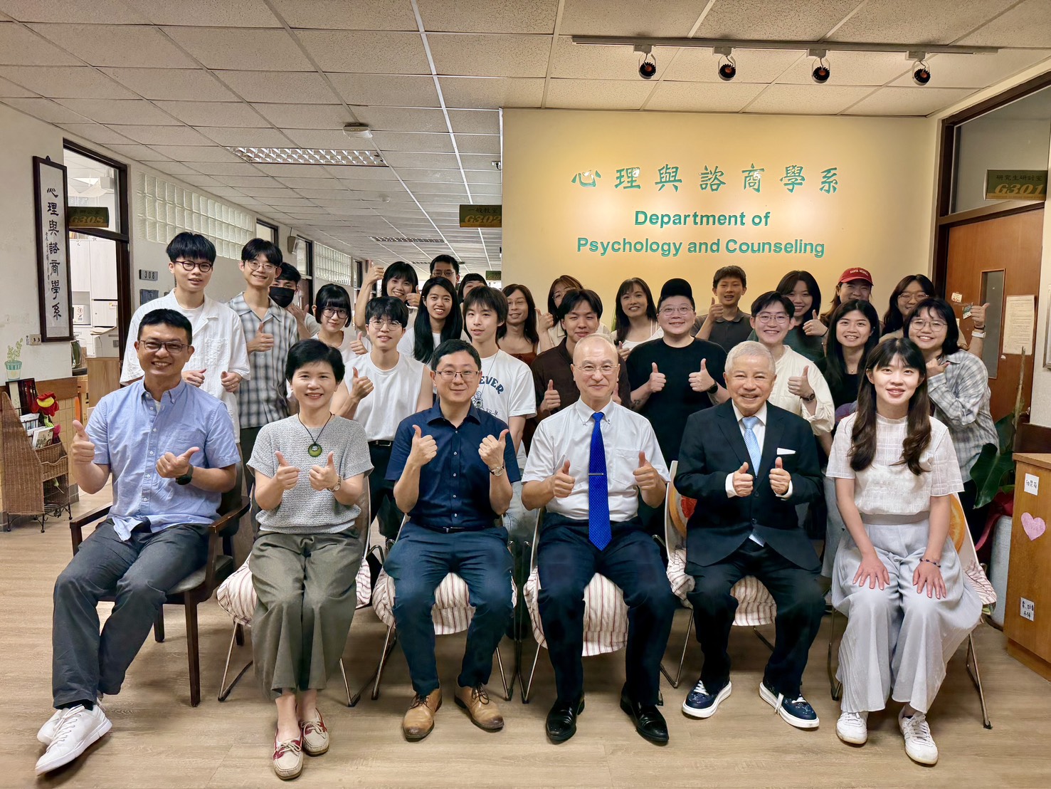 感謝校友總會張清煌前理事長與所友張哲恩心理師捐贈20萬元, 期許研究生深化專業, 拋磚引玉